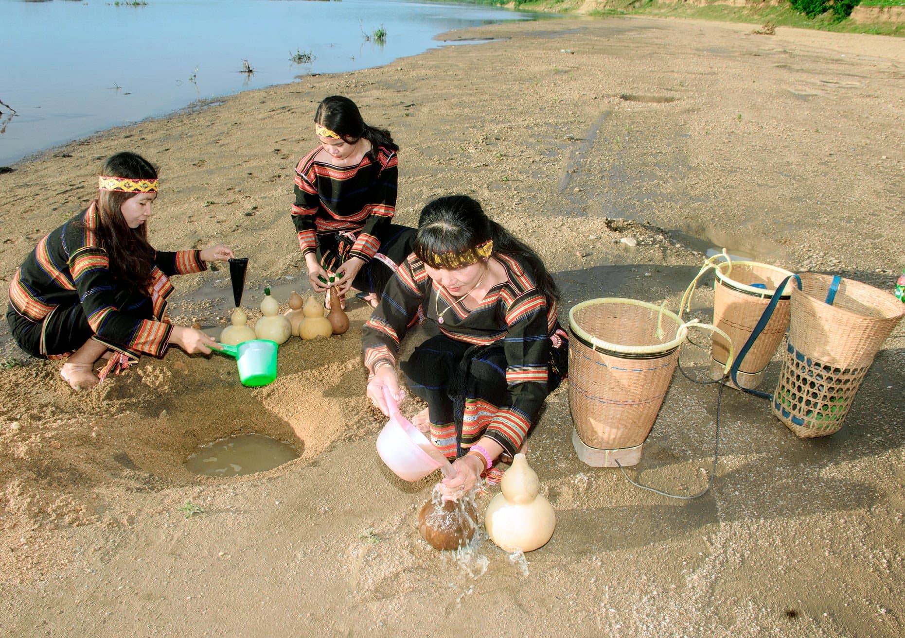Đong nước vào bầu khô