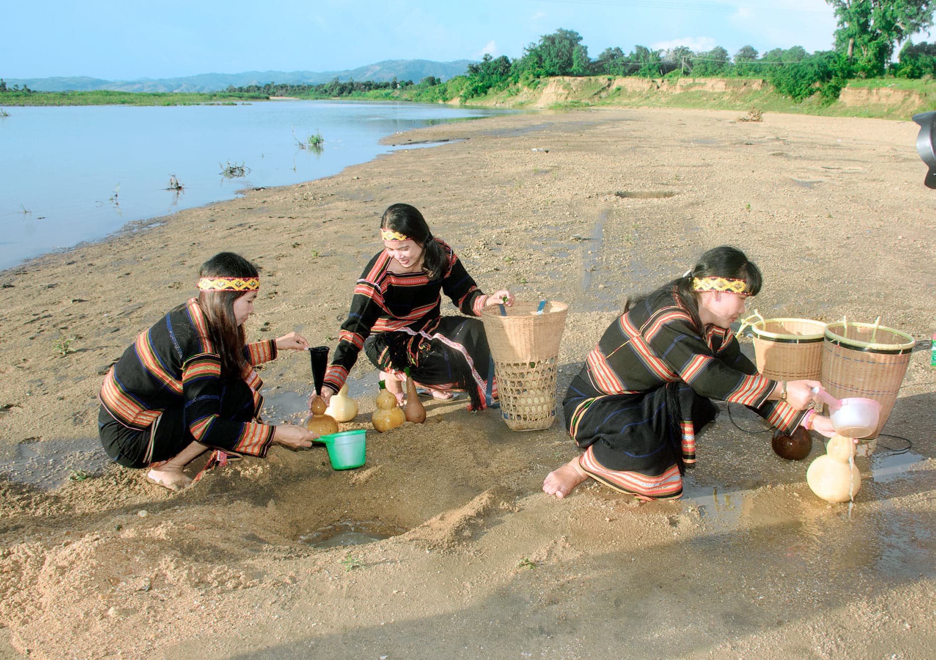 Ba người phụ nữ Jrai bên bờ sông